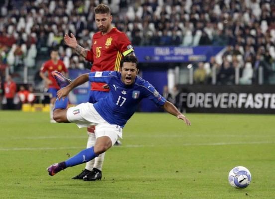 Eder es fauleado por Sergio Ramos.