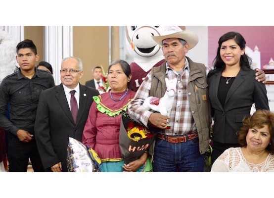 Van desde Durango a presenciar la graduación de su hija del IPN, y se hacen virales