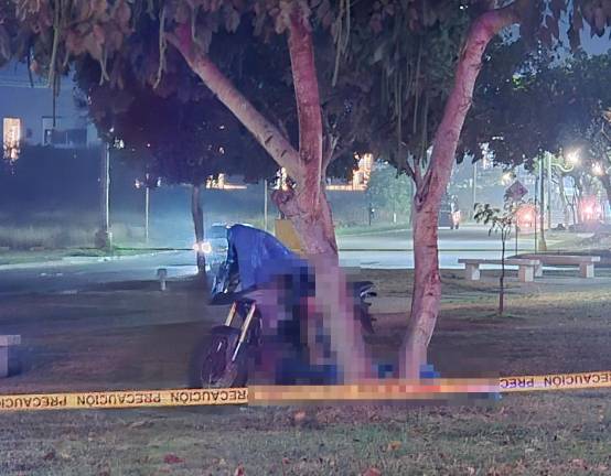 Las víctimas quedaron una sobre la motocicleta y otra en el área verde del Parque Lineal.