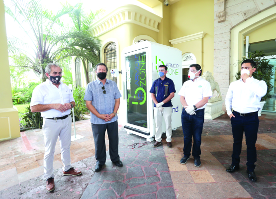 Grupo Pueblo Bonito Emerald Bay presenta cabina sanitizadora