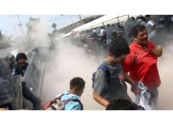 La policía mexicana lanzó gases contra los migrantes, según un VIDEO de periodistas en la zona