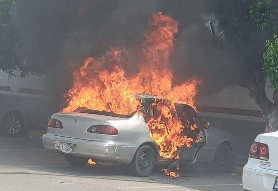 Bomberos controlaron el incendio de un auto estacionado en una tienda de conveniencia en Mazatlán.