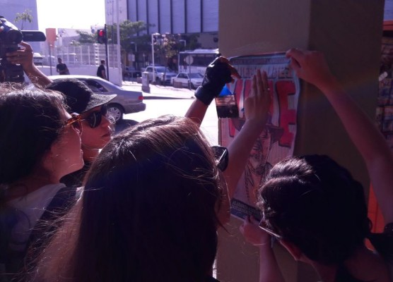 Con pega de carteles ciudadanos exigen justicia para Valdez y Perla