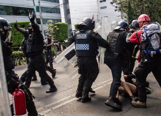 Embajador de EU agradece a policías de CDMX defender sede diplomática de manifestantes
