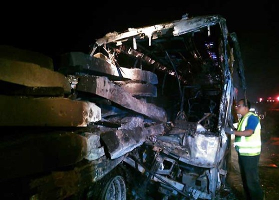 Mueren 13 en choque e incendio de autobús en la Córdoba-Veracruz.