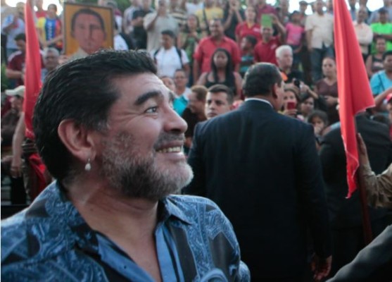 Invitan a Maradona a congreso de las FARC