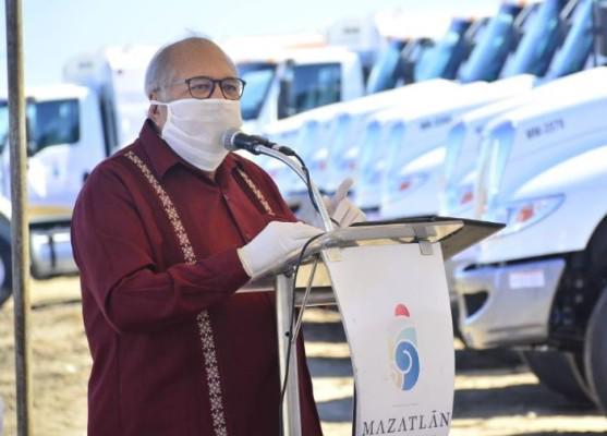 ‘El Químico’ evade cuánto se le pagó a Nodal por concierto en el Kraken