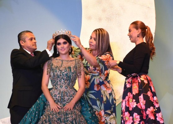En Rosario, Aketzalli I es coronada como reina de los Juegos Florales de la Feria de la Primavera
