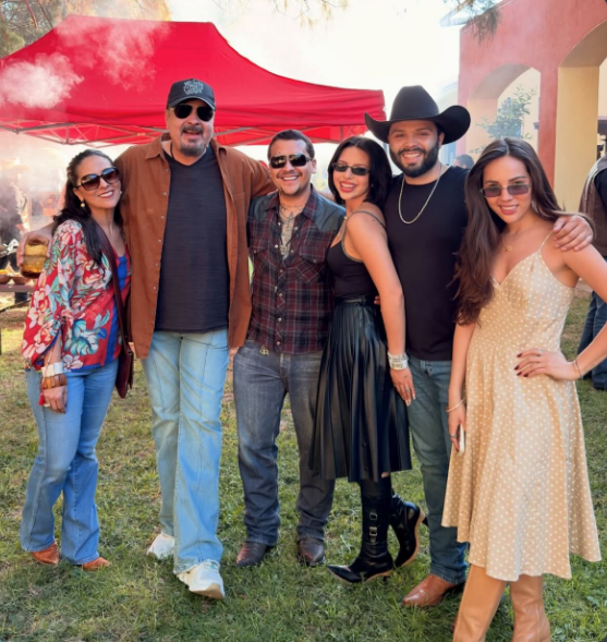 $!En su cumpleaños, regala Ángela Aguilar un caballo a Christian Nodal