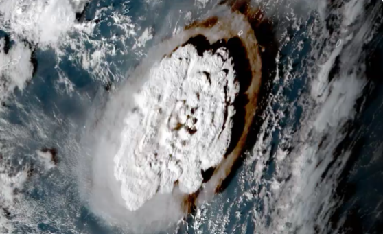Así se ve desde el espacio erupción de volcán submarino en Tonga