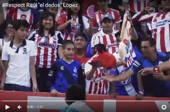 Pequeño seguidor de Chivas y su papá lloran al recibir la playera de Raúl “dedos” López (VIDEO)
