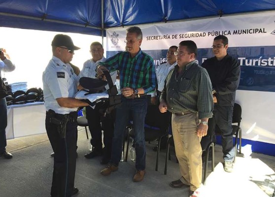 Estrenan uniformes agentes de seguridad de Mazatlán