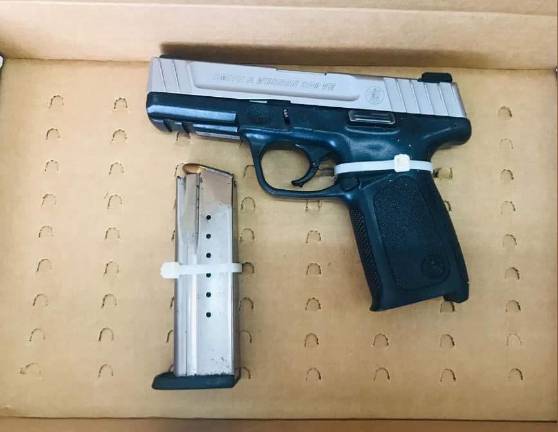 Un arma calibre 9 milímetros, abastecida con cuatro cartuchos útiles, fue encontrada al interior del vehículo en el que viajaban los dos hombres, que terminaron detenidos.