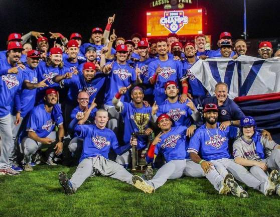 Los South Bend Cubs celebran con el trofeo de campeón en su poder.