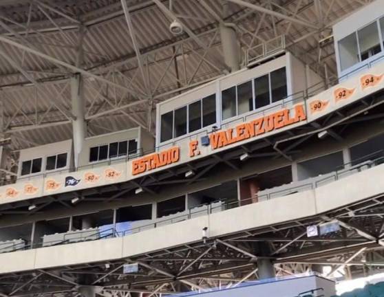 El nombre de Fernando Valenzuela ya luce en el estadio de Naranjeros de Hermosillo