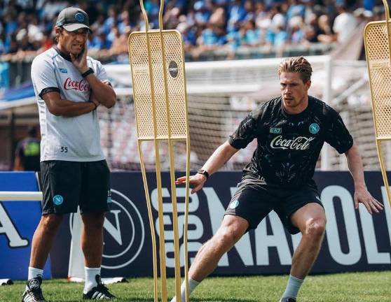 Kevin De Bruyne realizó declaraciones directas contra su ahora ex entrenador en el Nápoles, Antonio Conte.