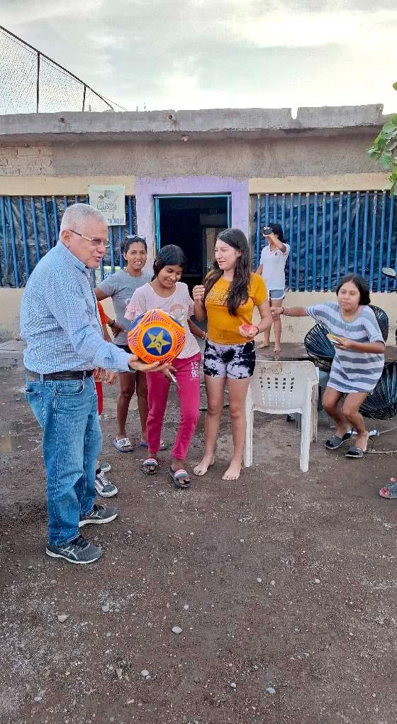 $!Entregan balones de voleibol a niños y jóvenes de la colonia 13 de Septiembre en Escuinapa
