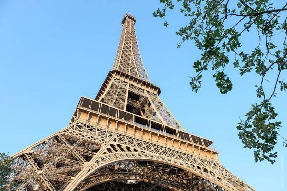 Los hechos se dieron en el área del Champ-de-Mars, cercana a la Torre Eiffel, en París, Francia.