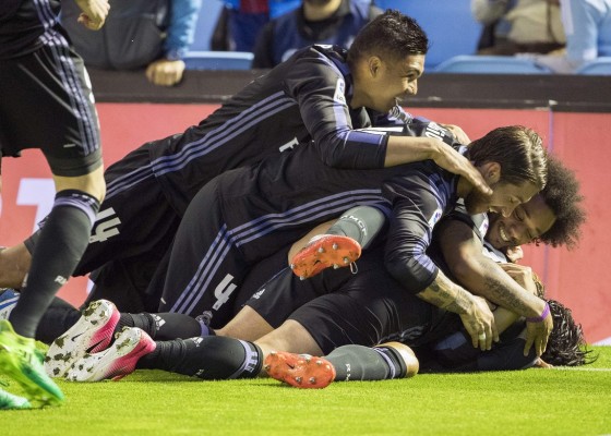 Cristiano Ronaldo es “aplastado” por sus compañeros al celebrar un gol.
