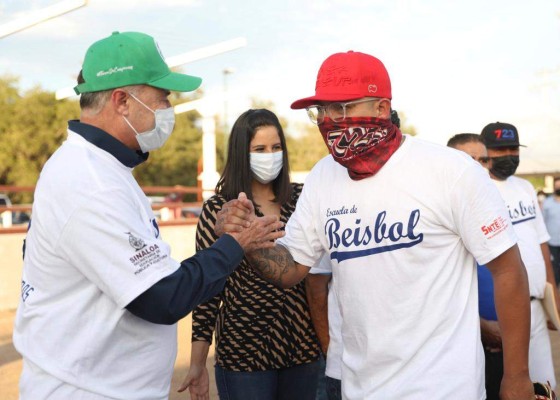 Julio César Urías (der.) y Quirino Ordaz encabezan la ceremonia protocolaria.