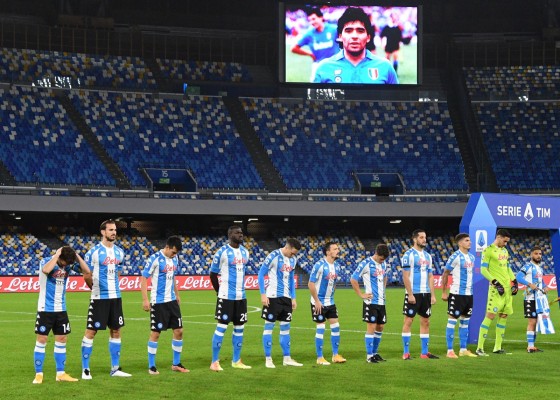 Nápoles goleó a la Roma en homenaje a Maradona; Hirving Lozano jugó 65'
