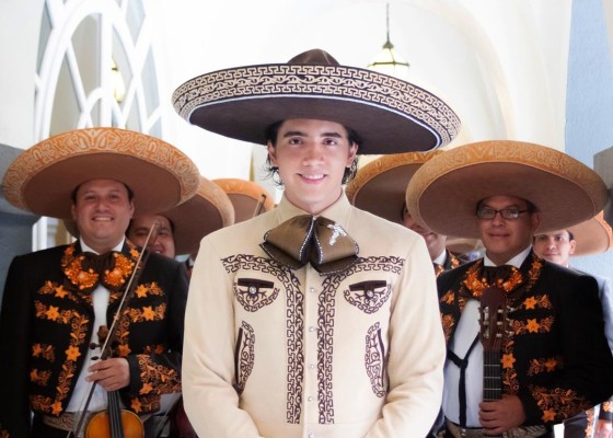 Dan cantantes mexicanos nuevo aire al género regional en las Fiestas Patrias