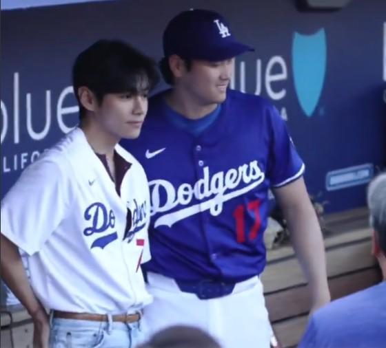 $!El momento más esperado entre V y la superestrella de los Dodgers, Shohei Ohtani, se dieron un abrazo en el dugout.