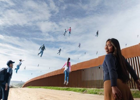 Yalitza Aparicio posa en Tijuana y lanza un mensaje contra los muros
