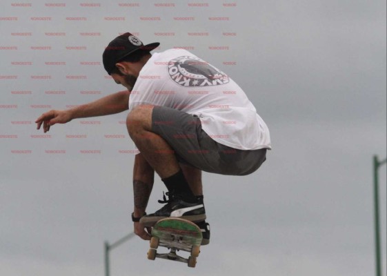 ‘Queman’ la tabla en la pista en el primer Torneo de Skateboard Municipal