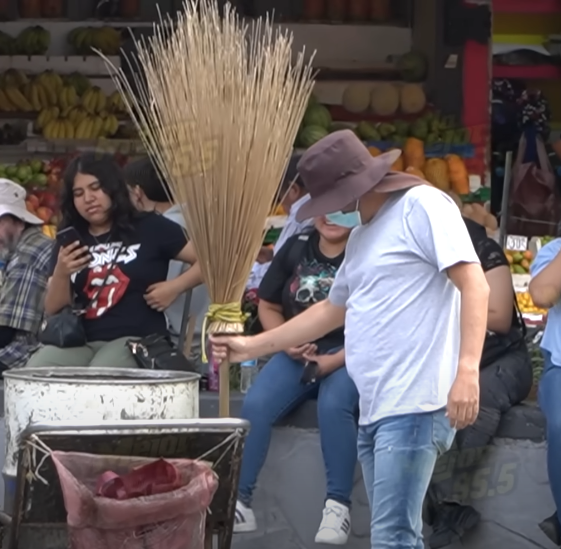 $!Sorprende Luis Ángel ‘El Flaco’ a sus fans vestido de barrendero en Guadalajara