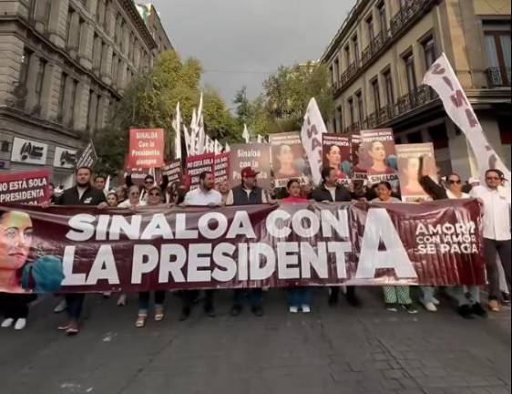 Habitantes de Sinaloa acompañaron a la Presidenta Claudia Sheinbaum Pardo durante la celebración en el Zócalo capitalino.