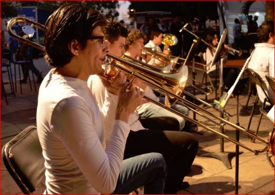 Se oyen poemas sinfónicos en la plazuela