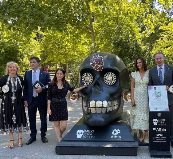 $!Inaugura Quirino y su esposa la exposición Mexicráneos en España