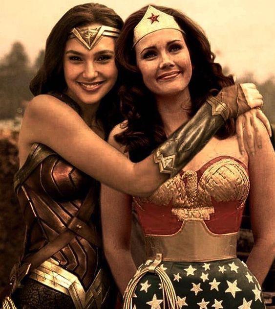 $!Gal Gadot y Lynda Carter, dos amazonas que han dado vida a la Mujer Maravilla.