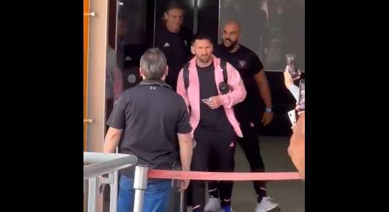 Cientos de mexicanos ovacionan a Lionel Messi a su llegada a Monterrey