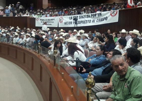 Y ahora moviliza el PRI Sinaloa a cientos de campesinos... buscan tumbar plan de Morena