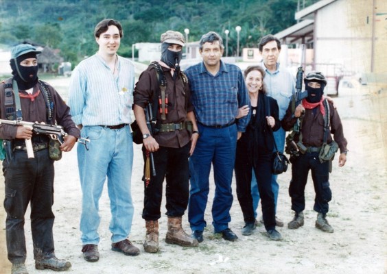 #EstoSíPasó: La fotografía que muestra a Cárdenas, AMLO y Rosario Ibarra de Piedra con zapatistas es verdadera
