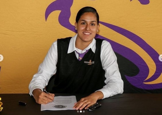 La mazatleca Mariana Valenzuela Medina estampa su firma para Florida State de la NCAA