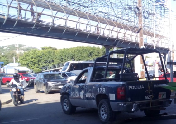 Vuelca patrulla de la Policía Municipal con Militares tras chocar contra una camioneta en Mazatlán