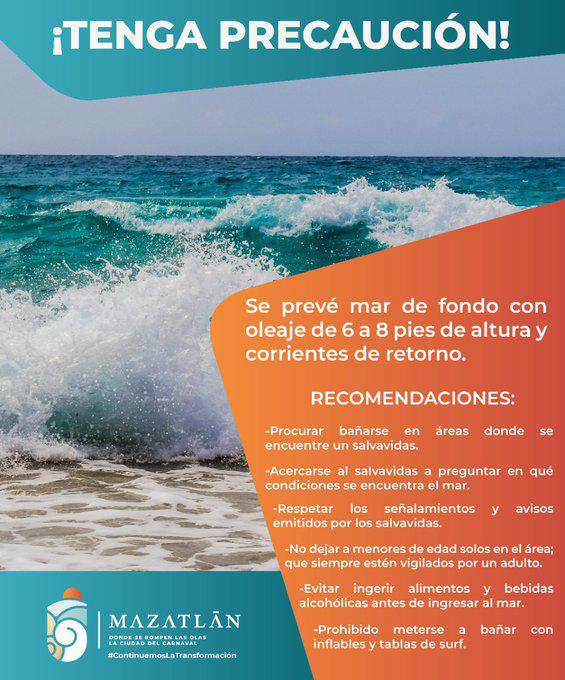 $!El mar de fondo casi se lleva a dos turistas en Mazatlán, pero salvavidas logran rescatarlos