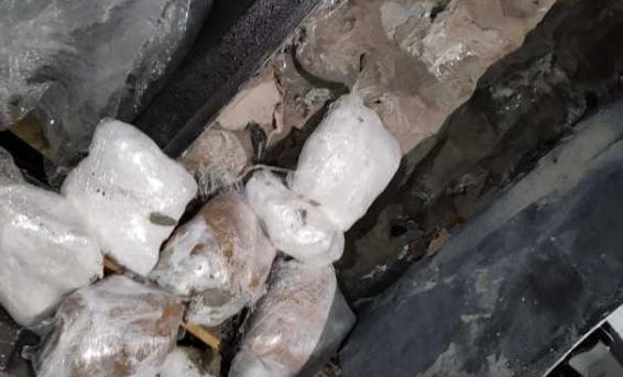 Aseguran aparente cristal oculto en doble fondo de caja fuerte