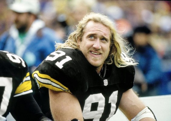 Kevin Greene ingresó al HOF del futbol americano en el 2016.