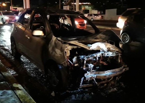 Se incendia vehículo compacto en Culiacán