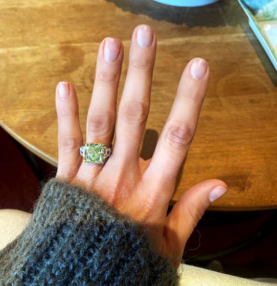 $!Revela JLO cómo recibió su anillo de compromiso mientras se bañaba