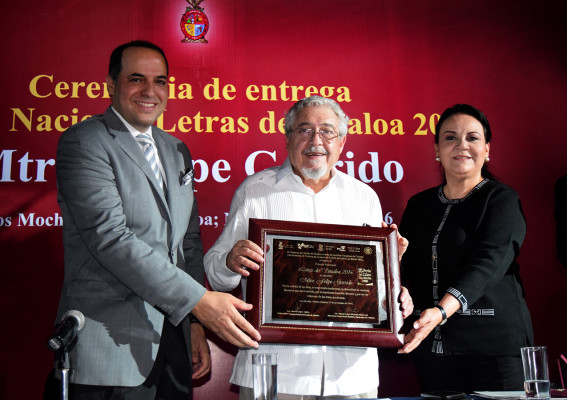 Felipe Garrido recibe el galardón de manos del alcalde de Los Mochis, Arturo Duarte García y de la directora del Isic, María Luisa Miranda.