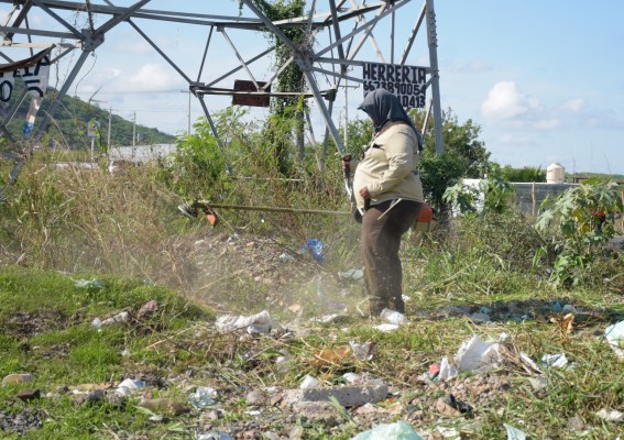 Previo a visita de AMLO, retira Ayuntamiento 50 toneladas de basura en La Costerita, en Culiacán