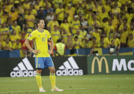 Bélgica derrota a Suecia y jubila a Ibrahimovic