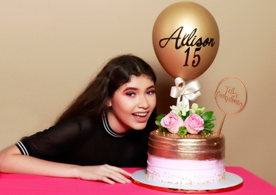 Allison Jazbeth Inurriaga tiene inolvidable fiesta de 15 años