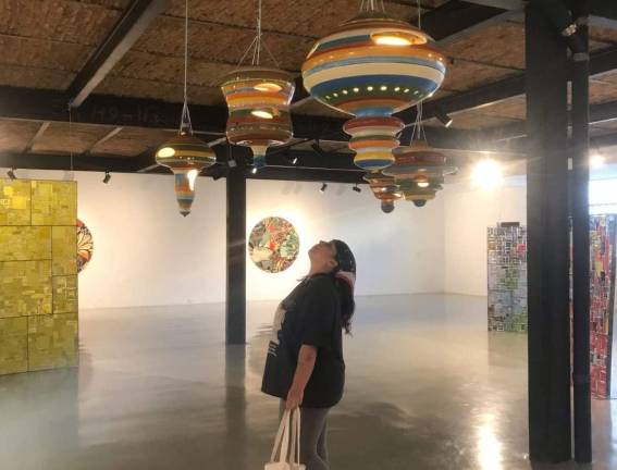 La obra de Paulina Collard invita a reflexionar sobre la vida que resiste en entornos urbanos.