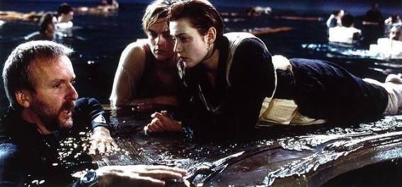 El director James Cameron en el set de “Titanic” (1997) con Leonardo DiCaprio y Kate Winslet en un enorme tanque de agua en Fox Studios Baja.